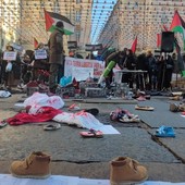 Centinaia di scarpe insanguinate per la Palestina: di fronte al Comune il presidio di &quot;Torino per Gaza&quot; [VIDEO]