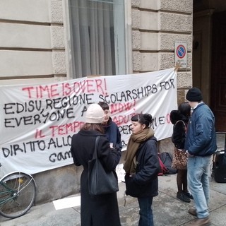 Borse di studio, il 2024 riparte con la protesta degli studenti davanti al Consiglio Regionale. &quot;Chiediamo una data certa&quot;