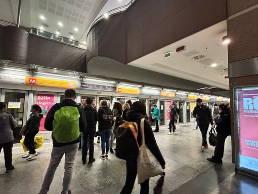 Metro ferma a Torino Porta Nuova “per cause tecniche”