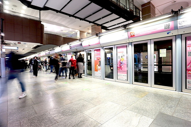 Maresciallo fuori servizio sventa un furto sulla metro: fermato pickpocket alla stazione XVIII dicembre