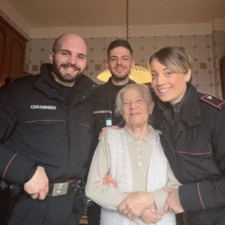 Donna aiutata da Carabinieri