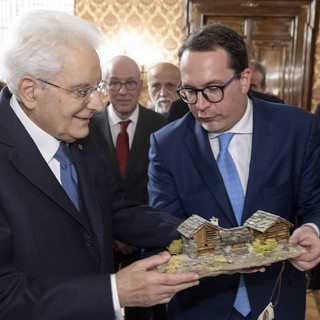 Mattarella riceve un regalo