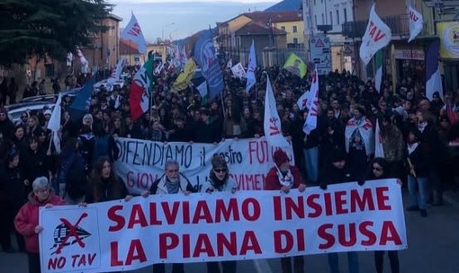 In migliaia alla marcia No Tav: &quot;Salviamo la piana di Susa&quot;