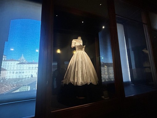 Dalle tuniche medievali agli abiti da sposa: la moda del bianco attraverso sei secoli in mostra a Palazzo Madama