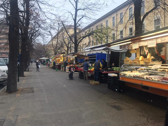 Immagine di repertorio di banchi di alimentari in un mercato di Torino