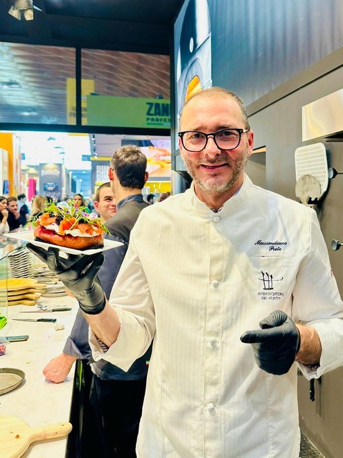 uomo vestito di bianco in primo piano