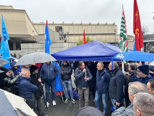 Metalmeccanici, rinnovo non si sblocca. Protesta davanti all’Unione Industriali