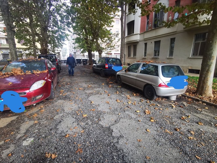 Case popolari borgo Filadelfia: via le auto abbandonate, ma restano le buche