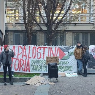 Manifestazione di studenti con striscione