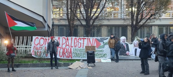 Manifestazione di studenti con striscione