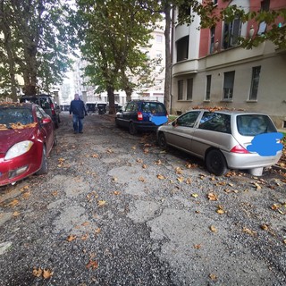 Case popolari borgo Filadelfia: via le auto abbandonate, ma restano le buche