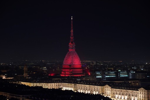 Torino aderisce alla Giornata Mondiale del Dono e illumina di rosso la Mole