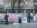 Manifestazione di studenti con striscione