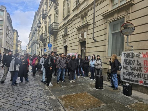 La protesta di alcuni borsisti Edisu davanti alla Regione