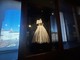 Dalle tuniche medievali agli abiti da sposa: la moda del bianco attraverso sei secoli in mostra a Palazzo Madama