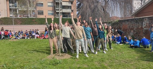 Il nuovo giardino della scuola &quot;Armstrong&quot; nel mito di Fetonte, che annegò nel Po