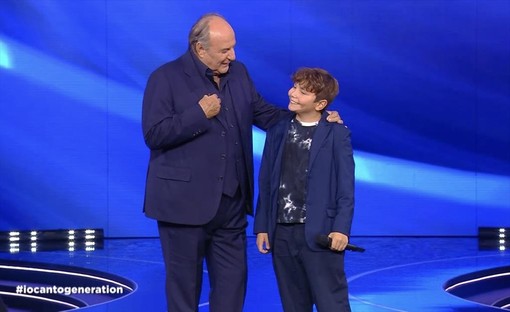 Gerry Scotti con concorrente ragazzino