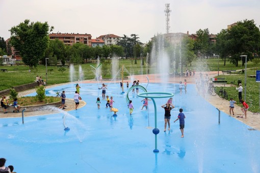 Parco Di Vittorio, a Mirafiori l'estate porta un mini parco acquatico (dove c'era il laghetto) [FOTO]