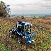 Trattore sulle colline coltivate a vite