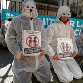 A Torino tornano i No Vax: sit-in nella neo piazza della Costituzione per commemorare il dottor De Donno
