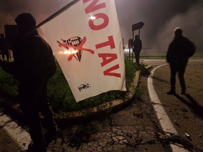 uomo con bandiera No Tav