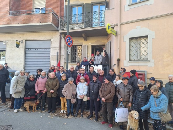 Foto di repertorio di una protesta contro la chiusura di 5 uffici postali a Torino