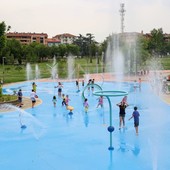 Parco Di Vittorio, a Mirafiori l'estate porta un mini parco acquatico (dove c'era il laghetto) [FOTO]