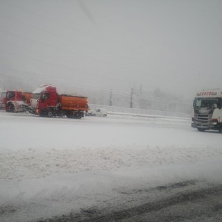 tir e neve in autostrada