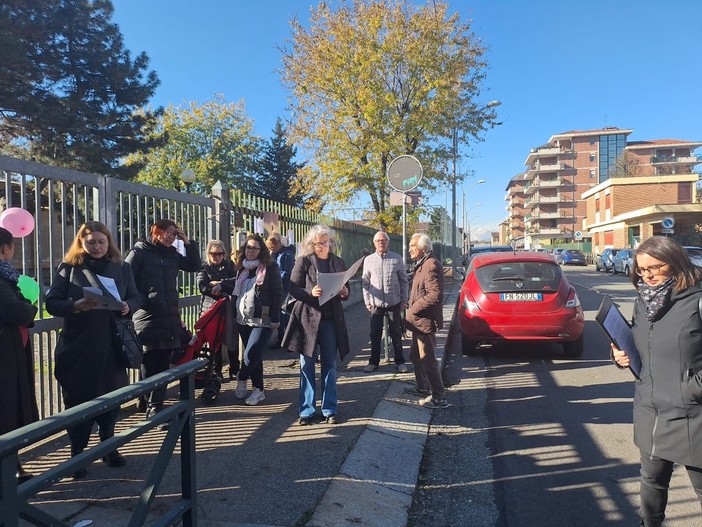 Le famiglie di Borgata Lesna dicono no alla chiusura della materna Aquilone