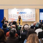 presentazione con tavolo dei relatori