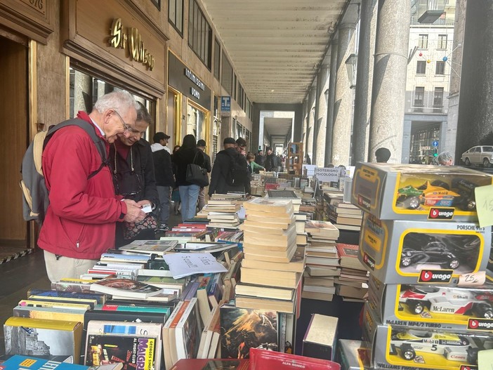 Al via Portici di Carta: centinaia di appassionati e curiosi al primo giorno dell’evento librario che apre l’autunno torinese [FOTO]