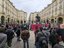 protesta davanti al Comune