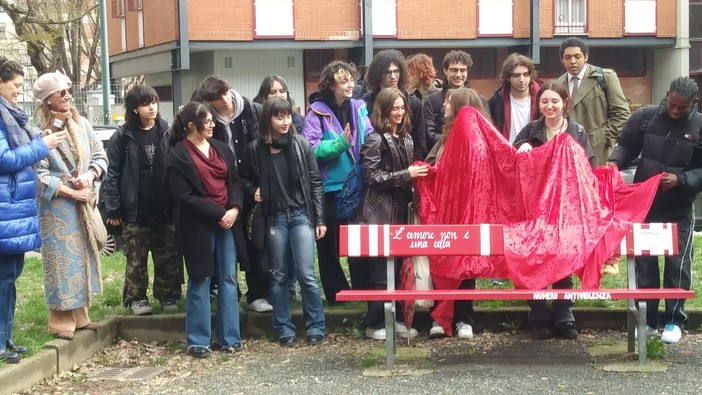 A Torino due nuove panchine contro la violenza sulle donne realizzate dal Passoni