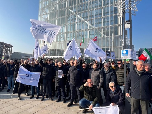 protesta con persone e bandiere in strada