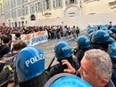 A Torino gli studenti in corteo contro Meloni: “Non sei la benvenuta”. Corse e lancio di uova contro la polizia nel centro città