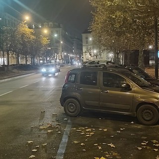 Il rebus del parcheggio per chi lascia l'auto in corso Cairoli: è caccia alle macchinette per pagare