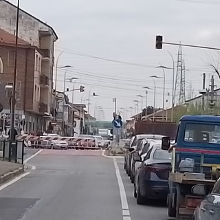 Nichelino, il passaggio a livello di via Torino resta chiuso: traffico in tilt