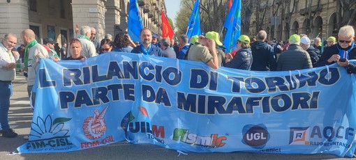 manifestazione in strada con striscione blu