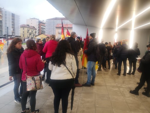 protesta davanti al grattacielo della Regione