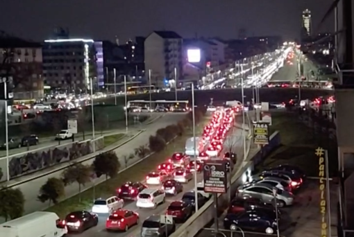 Un piccolo tamponamento e in Piazza Baldissera è il caos: code chilometriche e un trionfo di clacson [VIDEO]