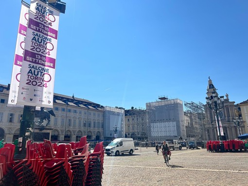 Piazza San Carlo si prepara a ospitare il Salone dell'Auto: in corso gli allestimenti di stand e palchi