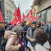 protesta in strada con cartelli