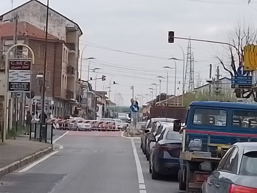 Nichelino, il passaggio a livello di via Torino resta chiuso: traffico in tilt