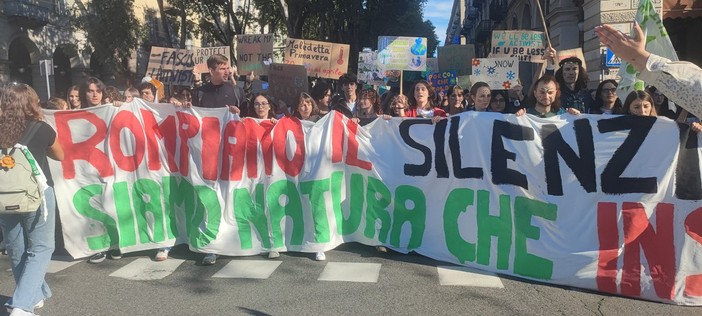 Partita la manifestazione dei Fridays for Future da piazza Statuto