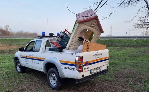 A Beinasco Protezione civile, ecovolontari e Polizia locale in campo contro i rifiuti abbandonati