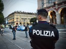 agente di polizia di spalle