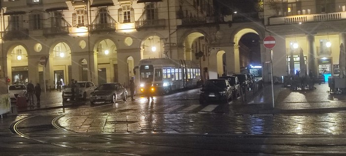 auto blocca tram