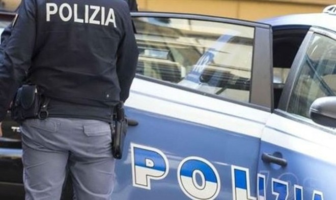 Ubriaco crea scompiglio in un bar e insulta gli agenti di Polizia: arrestato