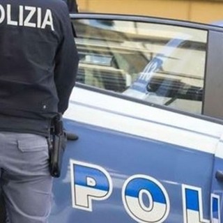 auto della polizia con agente in piedi al fianco