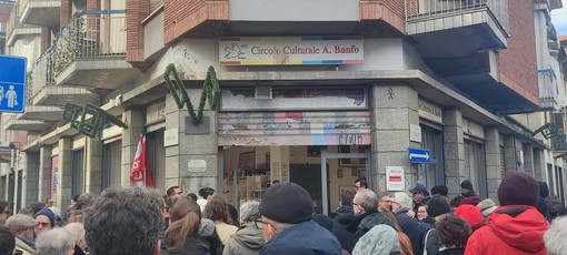 L'abbraccio di Barriera di Milano al circolo Arci vittima dell'esplosione [FOTO E VIDEO]